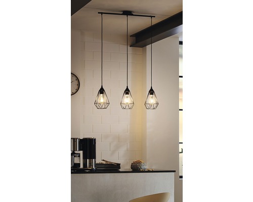 Závěsné svítidlo se třemi světly a geometrickými stínidly nad kuchyňskou linkou