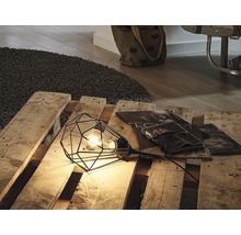 Dekorativní lampa s geometrickým stínidlem na dřevěné paletě