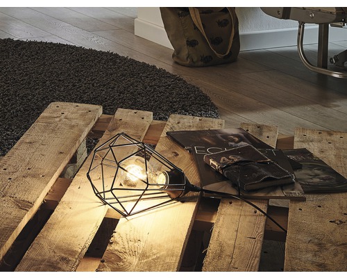 Dekorativní lampa s geometrickým stínidlem na dřevěné paletě