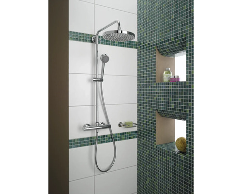 Koupelna s sprchovou armaturou a mozaikovými obklady