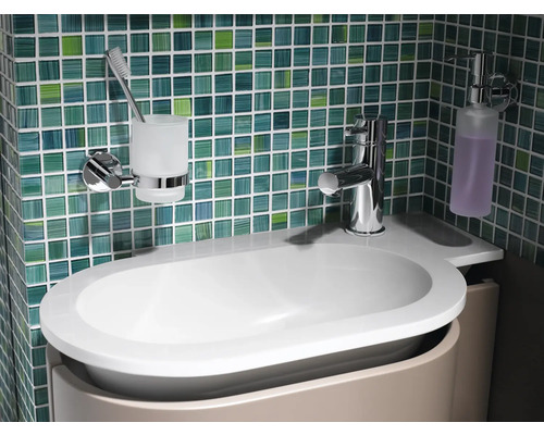 Koupelnové umyvadlo s baterií, dávkovačem mýdla a kelímkem na zubní kartáčky před obkládačkami