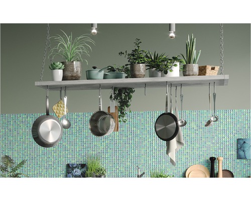 Kuchyňská scéna se závěsným regálem na hrnce, hrnci, rostlinami a kuchyňským náčiním