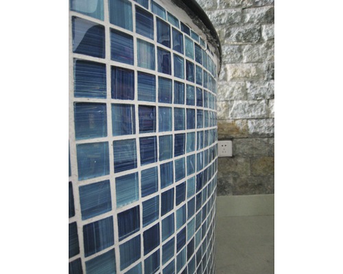 Detail kulatého objektu s mozaikovými dlaždicemi