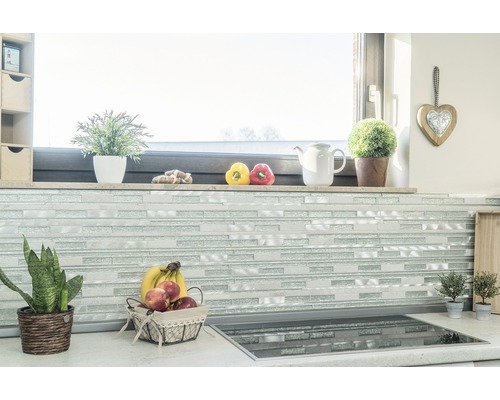 Kuchyňská scéna s mozaikovými dlaždicemi, rostlinami a ovocem