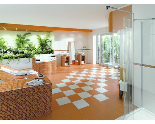 Světlá koupelna s vanou, sprchou, umyvadlem a šachovnicovými dlaždicemi