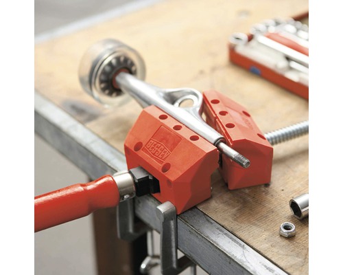 Úhlová svěrka BESSEY s obrobkem na ponku