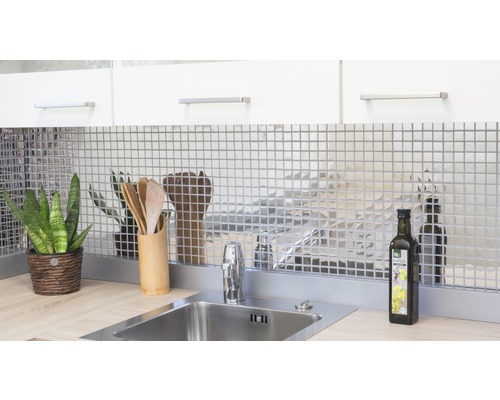 Kuchyňská scéna s dřezem, baterií a mozaikovými obklady