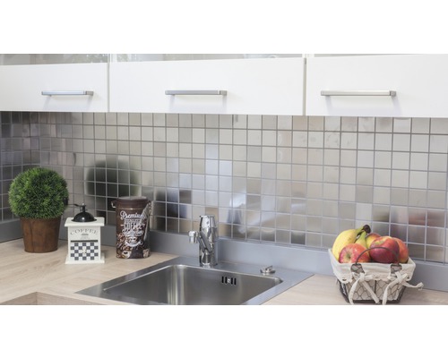 Kuchyňská scéna s umyvadlem, kohoutkem, dlaždicemi a dekoracemi