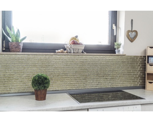 Kuchyňská scéna s mozaikovou obkladovou stěnou a dekoracemi