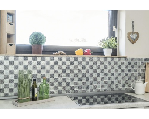 Kuchyňská scéna s mozaikovou stěnou, dekorací a varnou deskou