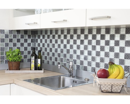 Kuchyňská scéna s mozaikovými obklady, dřezem a potravinami