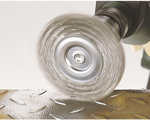 Rotační drátěný kartáč pro vrtačku při odrezování kovu