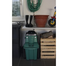 Garáž se štěpkovačem, gumovými botami a dřevěnou bednou