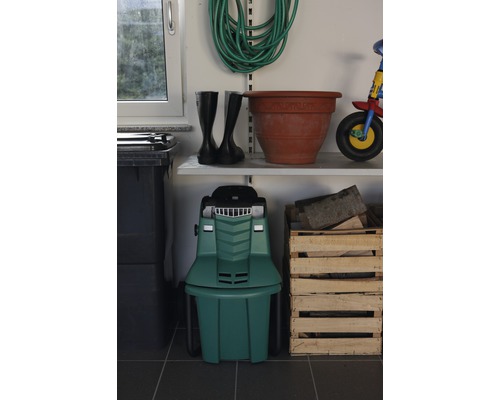 Garáž se štěpkovačem, gumovými botami a dřevěnou bednou