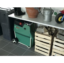 Zahradní scéna se štěpkovačem, gumáky, květináčem, konví, tříkolkou, dřevěnou bednou a odpadkovým košem