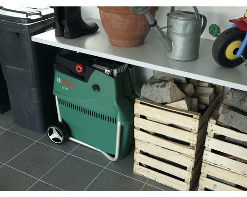 Zahradní scéna se štěpkovačem, gumáky, květináčem, konví, tříkolkou, dřevěnou bednou a odpadkovým košem