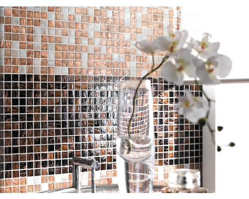 Nástěnná dekorace s mozaikovými obklady a vázou s květinami