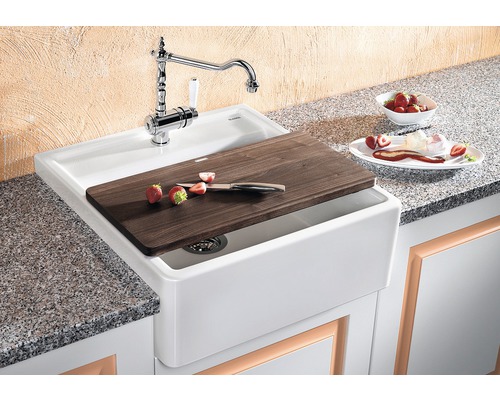 Kuchyňský dřez s krájecí deskou, vodovodní baterií a jahodami