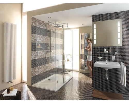 Světlá koupelna se sprchou, umyvadlem a radiátorem před mozaikovými obklady