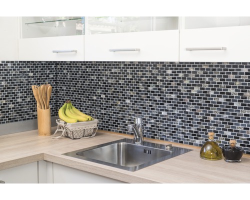 Kuchyňský dřez s mozaikovou stěnou a kuchyňským náčiním