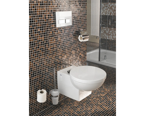 Moderní koupelna s mozaikovými obklady, závěsné WC, WC štětka, držák na papír a ovládací panel.