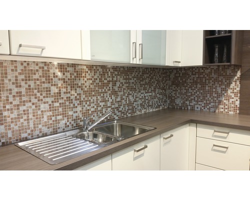 Kuchyňský dřez s mozaikovými dlaždicemi na zdi