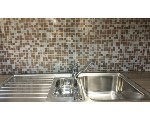 Nerezový kuchyňský dřez s baterií a mozaikovými obklady