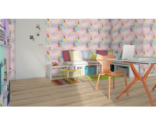 Dětský pokoj s tapetou s motivem princezny, psacím stolem a posezením