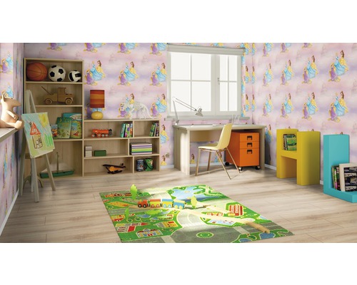 Dětský pokoj s vzorovanou tapetou, regálem, psacím stolem a hracím kobercem