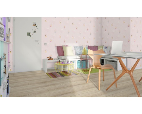 Světlá pracovna se stolem, židlí a růžovou tapetou s motivy víl