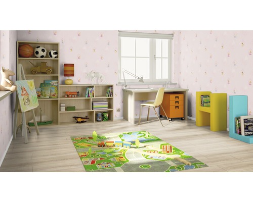 Dětský pokoj s psacím stolem, regály a hracím kobercem