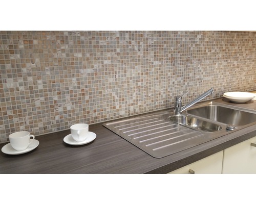 Kuchyňská scéna s umyvadlem, baterií a mozaikovými dlaždicemi