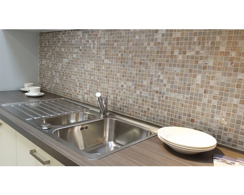 Kuchyňská scéna s umyvadlem, baterií a mozaikovými dlaždicemi