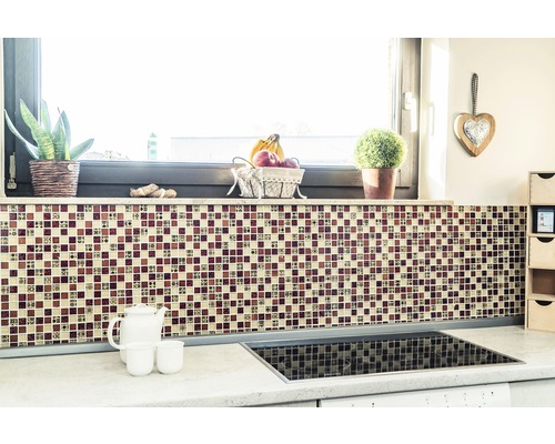 Kuchyňská scéna s mozaikovými obklady, sporákem a dekoracemi