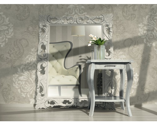 Dekorativní zrcadlo s příručním stolem ve stylovém pokoji