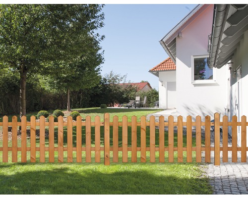 Dřevěný plot v zahradě před obytným domem