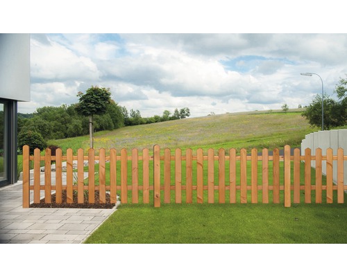 Dřevěný plot v zahradě