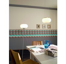 Světlá jídelna se stojací lampou, závěsnou lampou a jídelním stolem