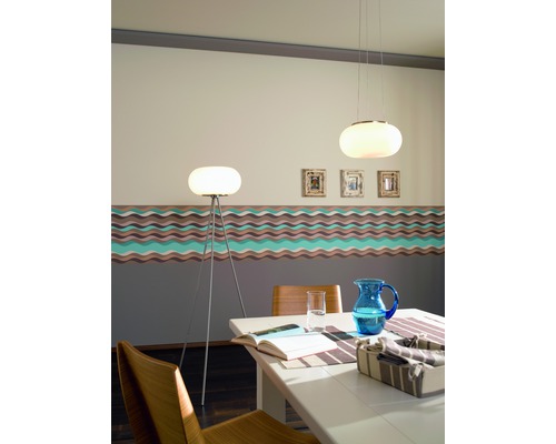 Světlá jídelna se stojací lampou, závěsnou lampou a jídelním stolem