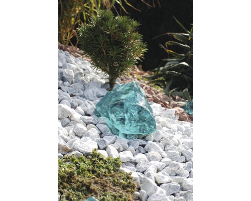 Dekorativní zahrada s okrasnými kameny a skleněným prvkem