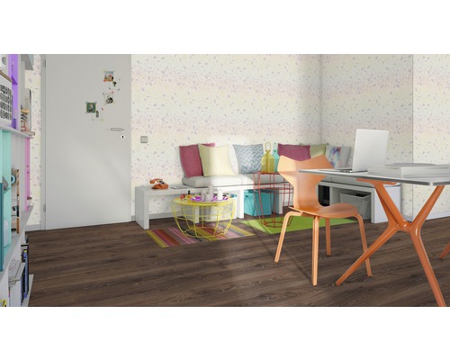 Obývací pokoj s laminátovou podlahou, psacím stolem a posezením