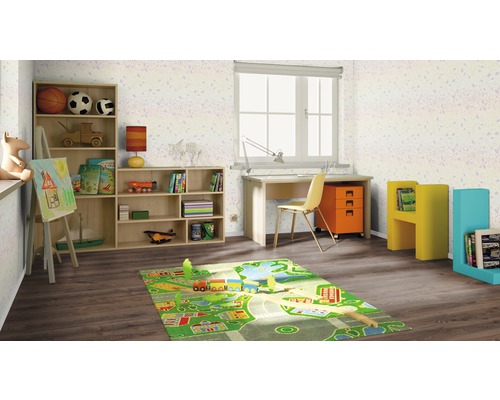Dětský pokoj s psacím stolem, policemi a hracím kobercem s motivem ulice
