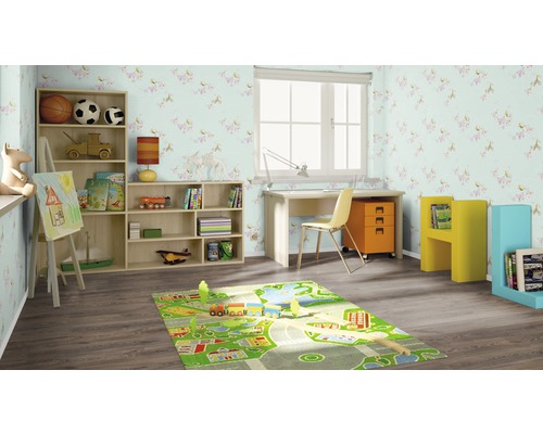 Dětský pokoj s nábytkem, hračkami a kobercem se silničním vzorem