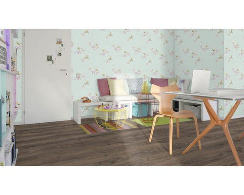 Obývací pokoj se stolem, židlí, lavicí, květinovou tapetou a hnědou laminátovou podlahou