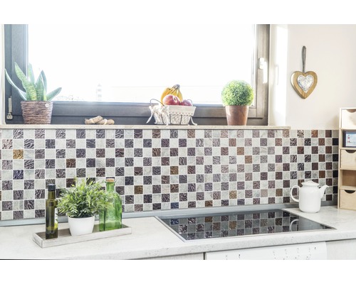 Kuchyňská scéna s mozaikovými obklady, rostlinami a varnou deskou