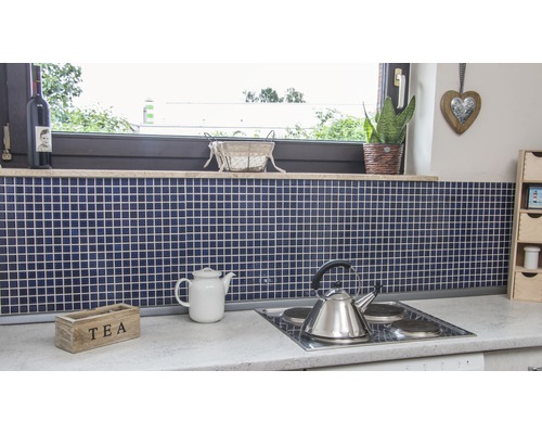 Kuchyňská scéna s mozaikovými dlaždicemi, čajovou konvicí a varnou konvicí