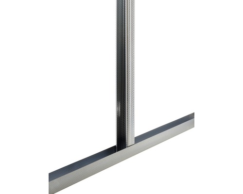 Detailní záběr stropních profilů z kovu