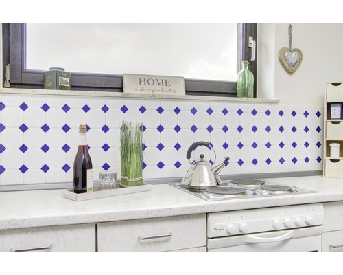 Kuchyňská scéna s obklady, varnou deskou, troubou, lahví vína a dekoracemi