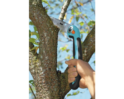 Řezačka větví řeže větev stromu.