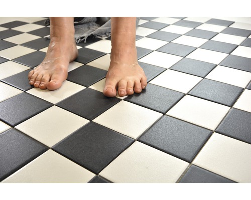 Šachovnicový vzor podlahových dlaždic s nohama